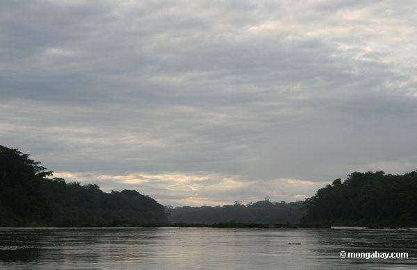 Wolken über dem Rio Tambopata