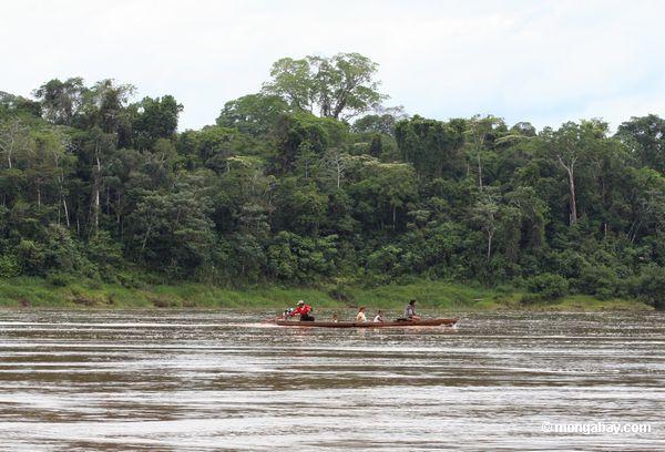 Leute im Kanu auf dem Rio Tambopata