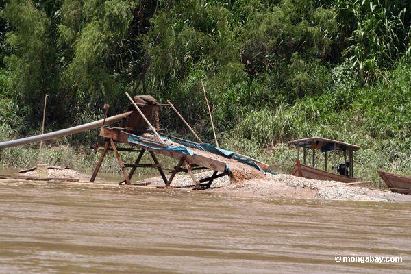 Den Kasten wässern, der für Goldförderung entlang dem Rio Tambopata benutzt wird