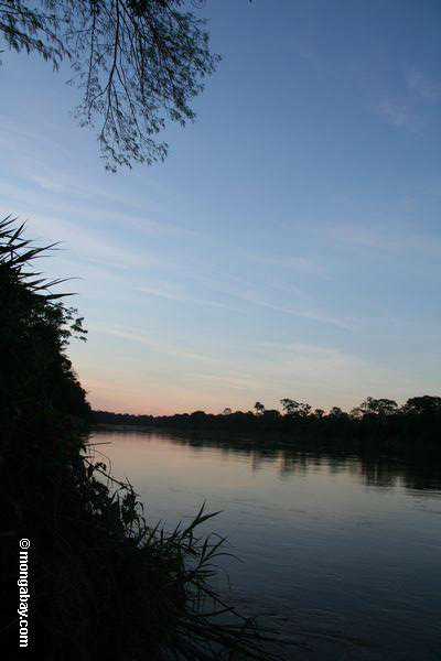 Rio excedente de Tambopata do por do sol