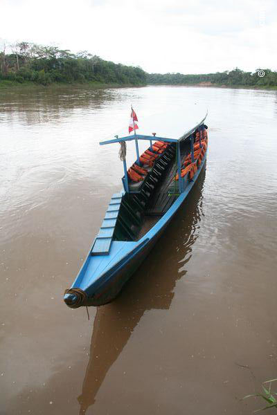 Leeres touristisches Boot auf Rio Tambopata