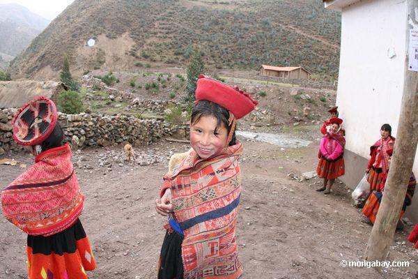 Junges Mädchen in der Willoq Gemeinschaft, die traditionelle Kleidung Peru