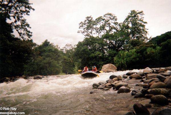 コスタリカ川でラフティング