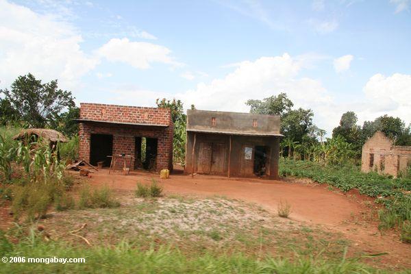 дома в сельских районах Уганды