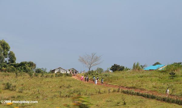 в сельских районах Уганды оставив церковь в воскресенье
