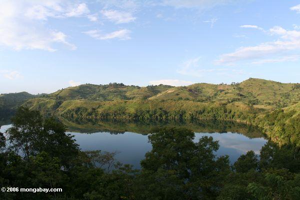 озером nyinambuga, кратер озера в западной Уганде