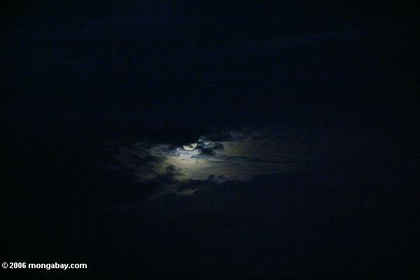 Moon das Auftauchen von der Wolken