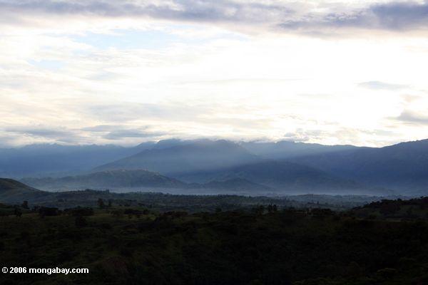 Закат над Рвензори горного хребта на границе ДРК