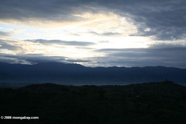 Sonnenuntergang über dem Rwenzoris auf dem Rand der Kongo