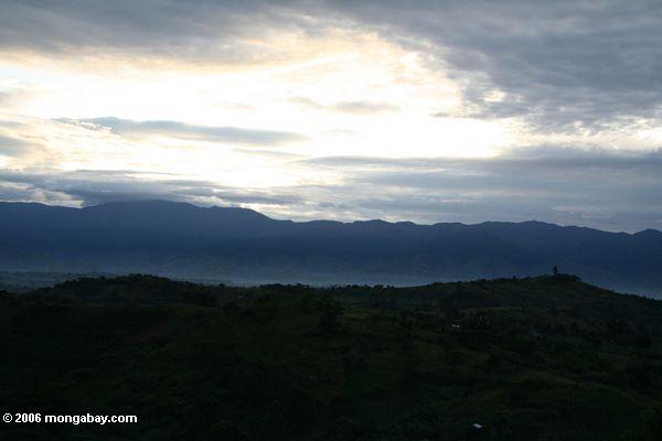 Sonnenuntergang über den Rwenzori Bergen auf dem Rand der Kongo