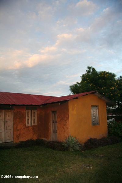 оранжевый дом с красной крышей