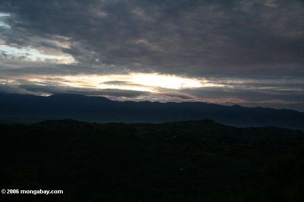 Закат над Рвензори горного хребта на границе ДР Конго и Уганде