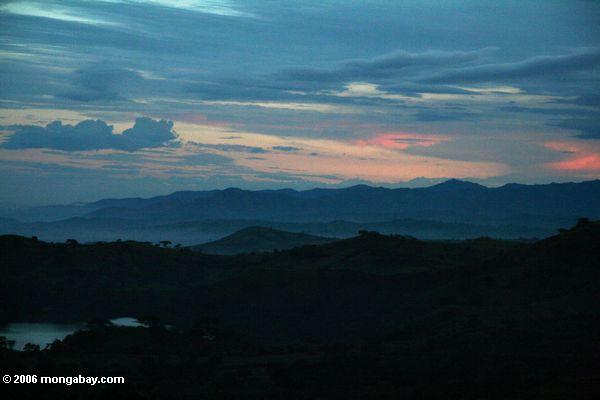 Sonne über dem Rwenzori Berg einstellend, auf dem Rand von Dr der Kongo und Nationalpark