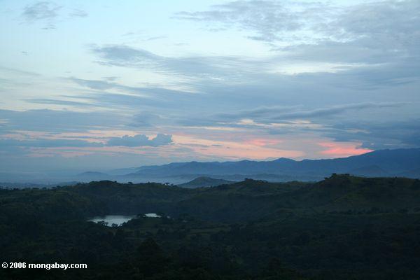 Sonne über dem Rwenzori Berg einstellend, auf dem Rand vom Kongo und von Uganda erstrecken 