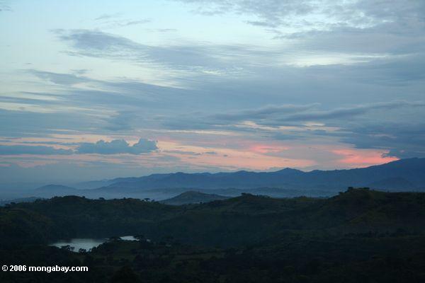 Einstellung der Sonne über den Rwenzori Bergen auf dem Rand vom Kongo