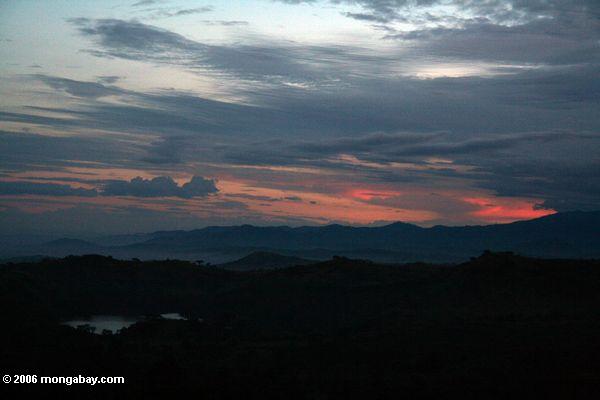 заходящее солнце над Рвензори горного хребта на границе ДРК