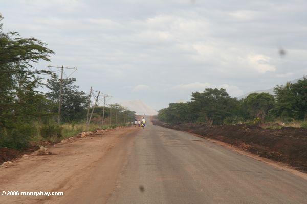 Landstraße in Westuganda nahe