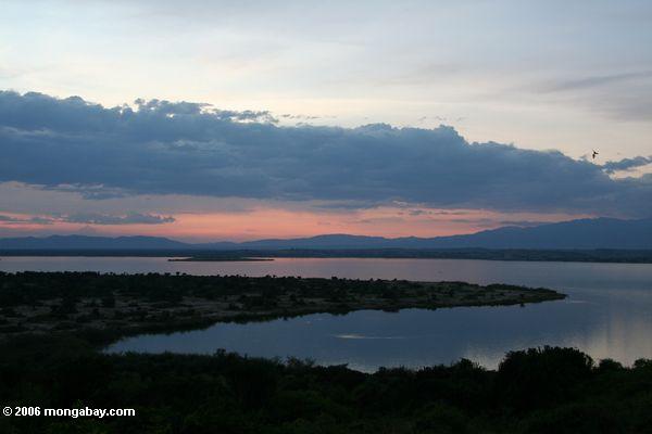 восход солнца над озером Эдвард с rwenzoris в фоновом режиме