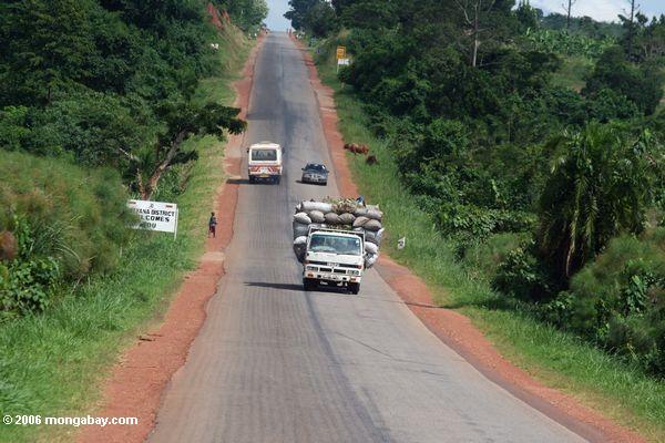 Überbelasteter LKW auf einer Landstraße in Uganda