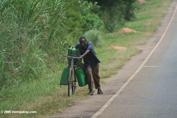 Tragenden Treibstoff auf seinem Fahrrad Uganda