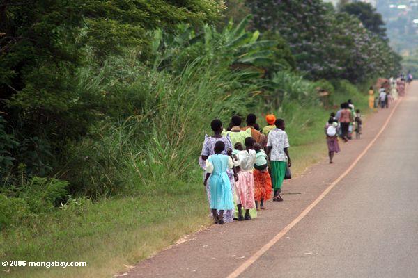 Ugandans, das nach Hause von der Kirche an einem Sonntag Uganda