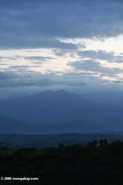 Schwärzung vereinbart über der Rwenzori Berg