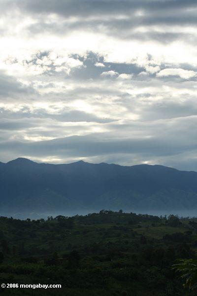 Das Steigen in die westliche Uganadan Landschaft mit den Rwenzori Bergen in der Hintergrund Fort
