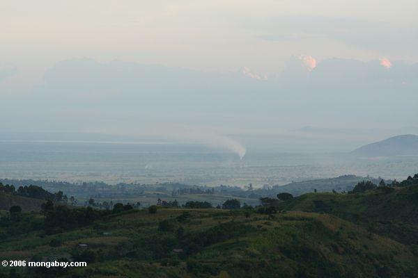 западной Уганде, глядя юге с дымом от фабрики видна