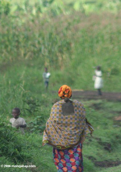 Угандийские женщине ходить с обратной