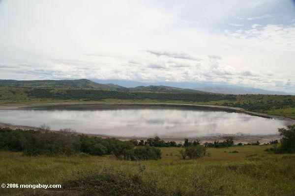 Озеро kyemengo, кратер озера