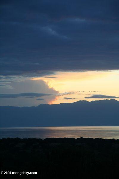 Закат над Конго берегу озера Эдвард