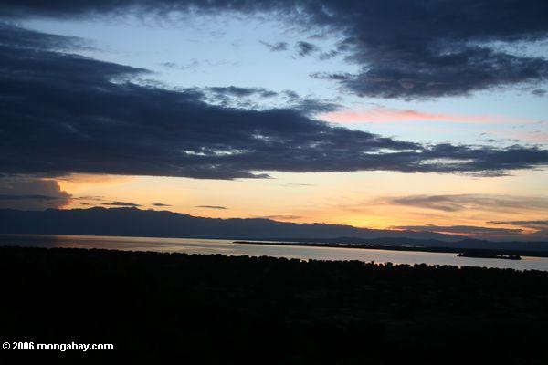 красочный закат над озером Эдвард