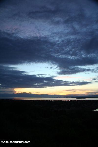 красочный набор солнце над озером Эдвард и myewa полуострове
