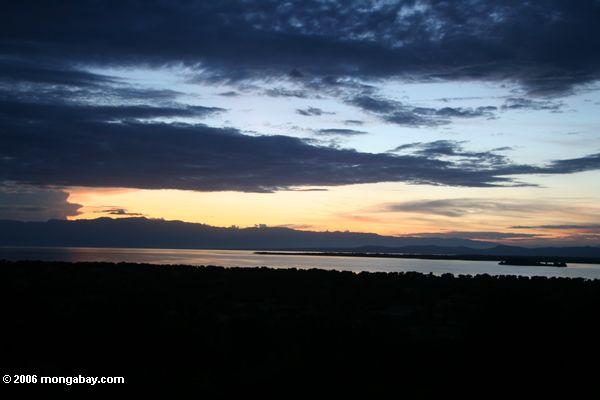 красочный закат над озером Эдвард