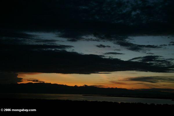 оранжевый закат над африканским озере Эдуард