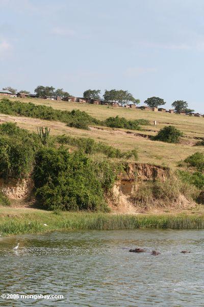 Kazinga Fischendorf in QENP herüber vom Nationalpark