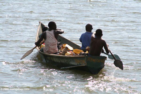 рыбаки на kazinga канал раздела к озеру Эдуард