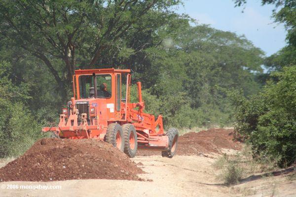 трактор работающих на дороге в Уганде
