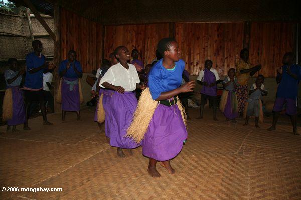 Bwindi verwaist die Gruppe Kinder, die singen und tanzen nahe Bwindi Park