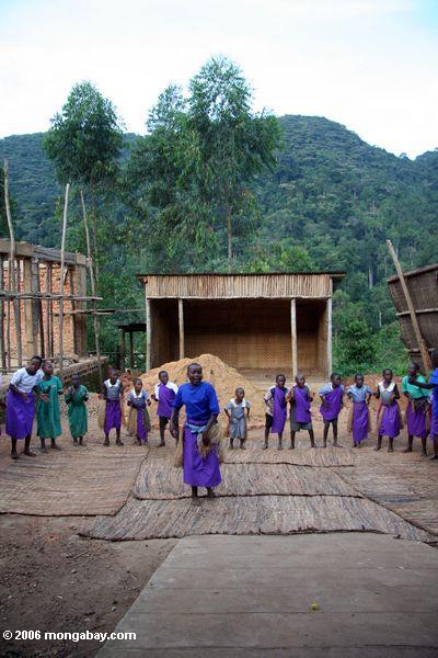 Bwindi verwaist die Gruppe Kinder, die singen und tanzen