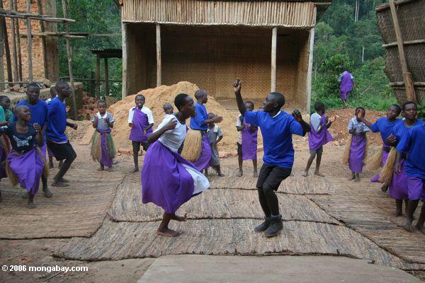 bwindi孤児グループの子供たち歌と踊り