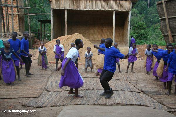 Bwindi verwaist die Gruppe Kinder, die singen und tanzen