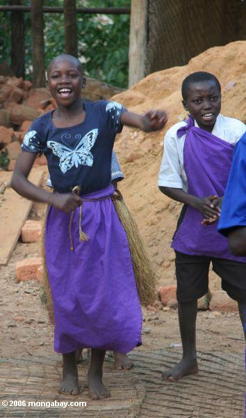 bwindi孤児グループの子供たち伝統的な踊りと歌を行う