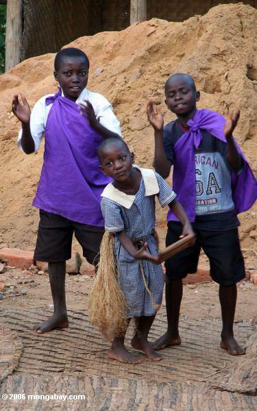 Bwindi Kinder, viele von wem sind, AIDS verwaist und singt und tanzt