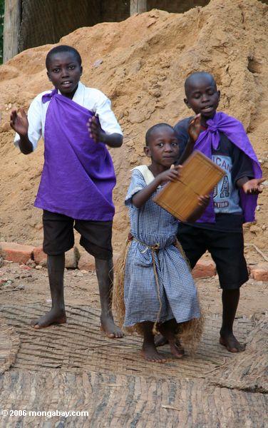 Bwindi verwaist die Gruppe Kinder, die tun traditionelle Tänze und Liede