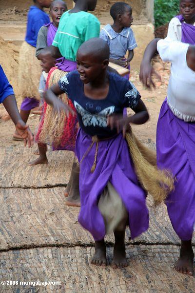 Bwindi Kinder, viele von wem sind, AIDS verwaist und singt und tanzt