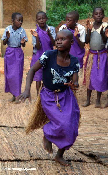 Бвинди сирот группы детей делают традиционные танцы и песни