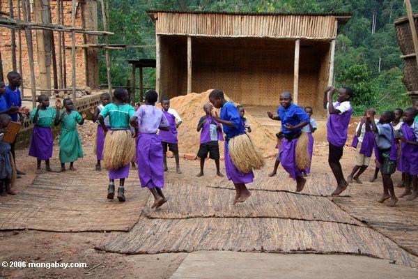 Bwindi verwaist die Gruppe Kinder, die durchführen