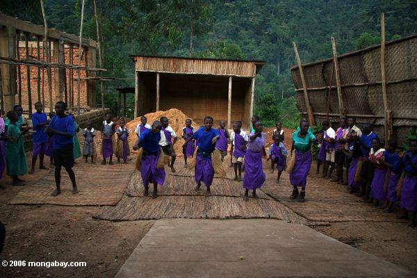 Бвинди сирот группы детей делают традиционные танцы и песни