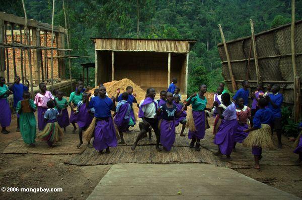 обучение детей традиционных племенных песни и танца
